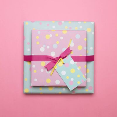 Ensemble de 5 étiquettes-cadeaux écologiques en papier recyclé avec un motif de confettis vert menthe, rose et jaune et un ruban gros-grain réutilisable de couleur assortie