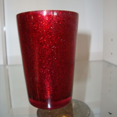 GLAS VON GLÄNZENDEM ROT