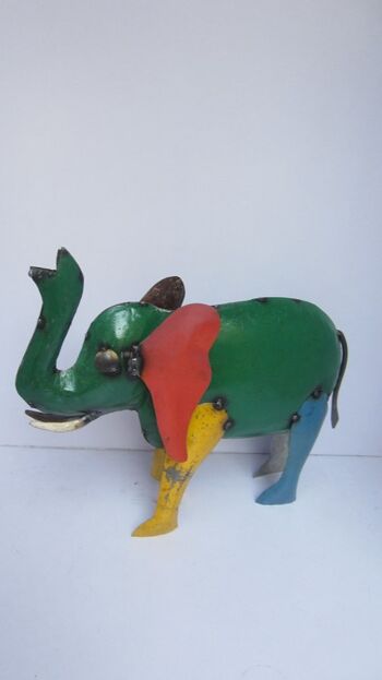 éléphant en fer peint