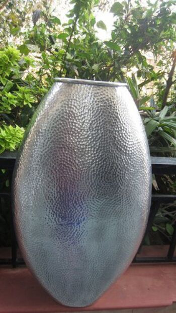 Grand vase ovale en aluminium martelé