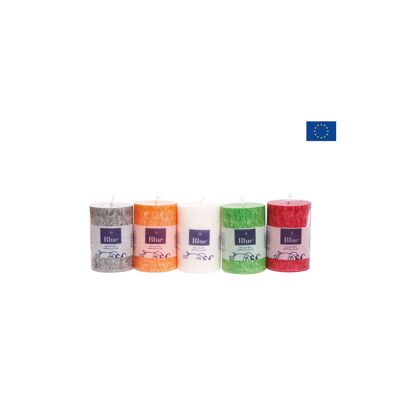 Velas cilíndricas brillantes_ caramelos de colores variados en caja