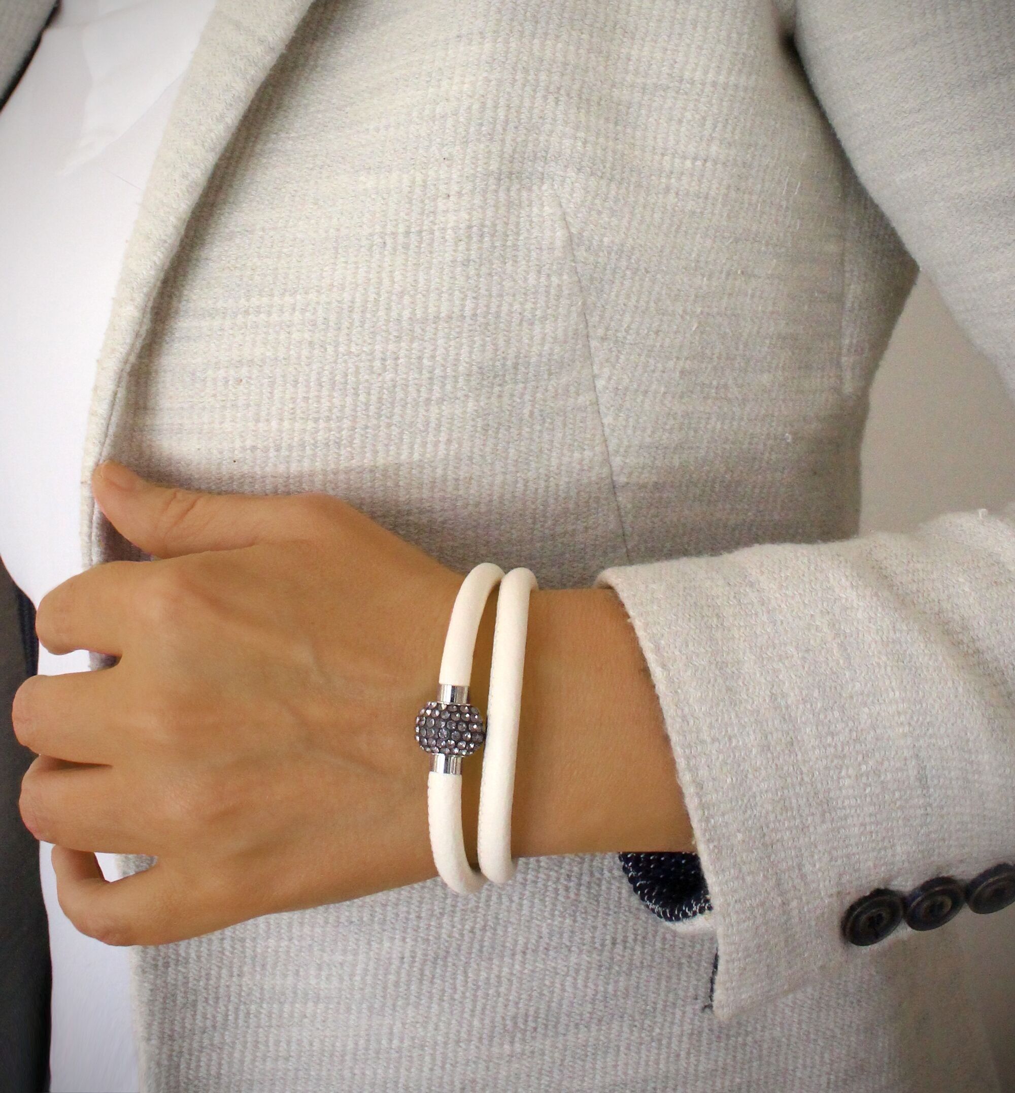 Bracciale in pelle crema con cristalli