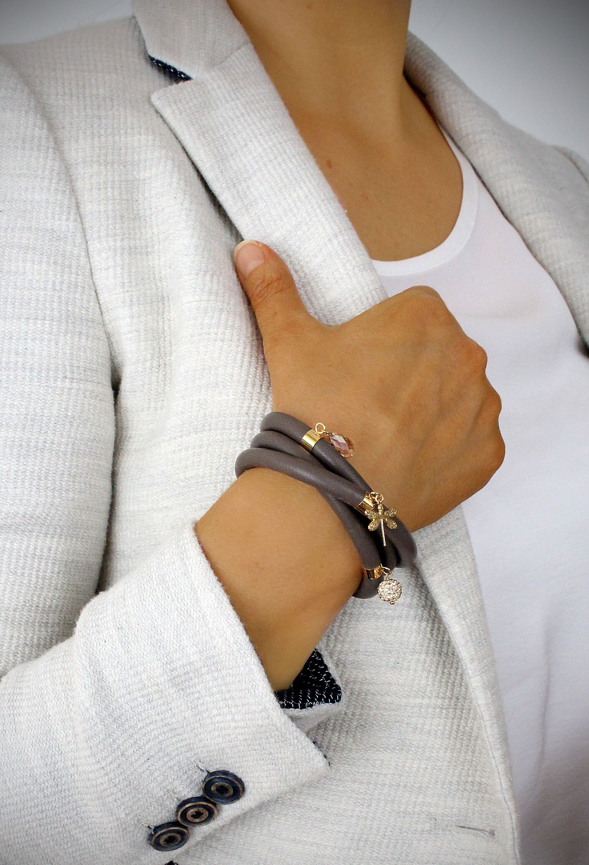 Taupefarbenes dreifach gewickeltes Lederarmband mit Libellen- und Kristallanhängern