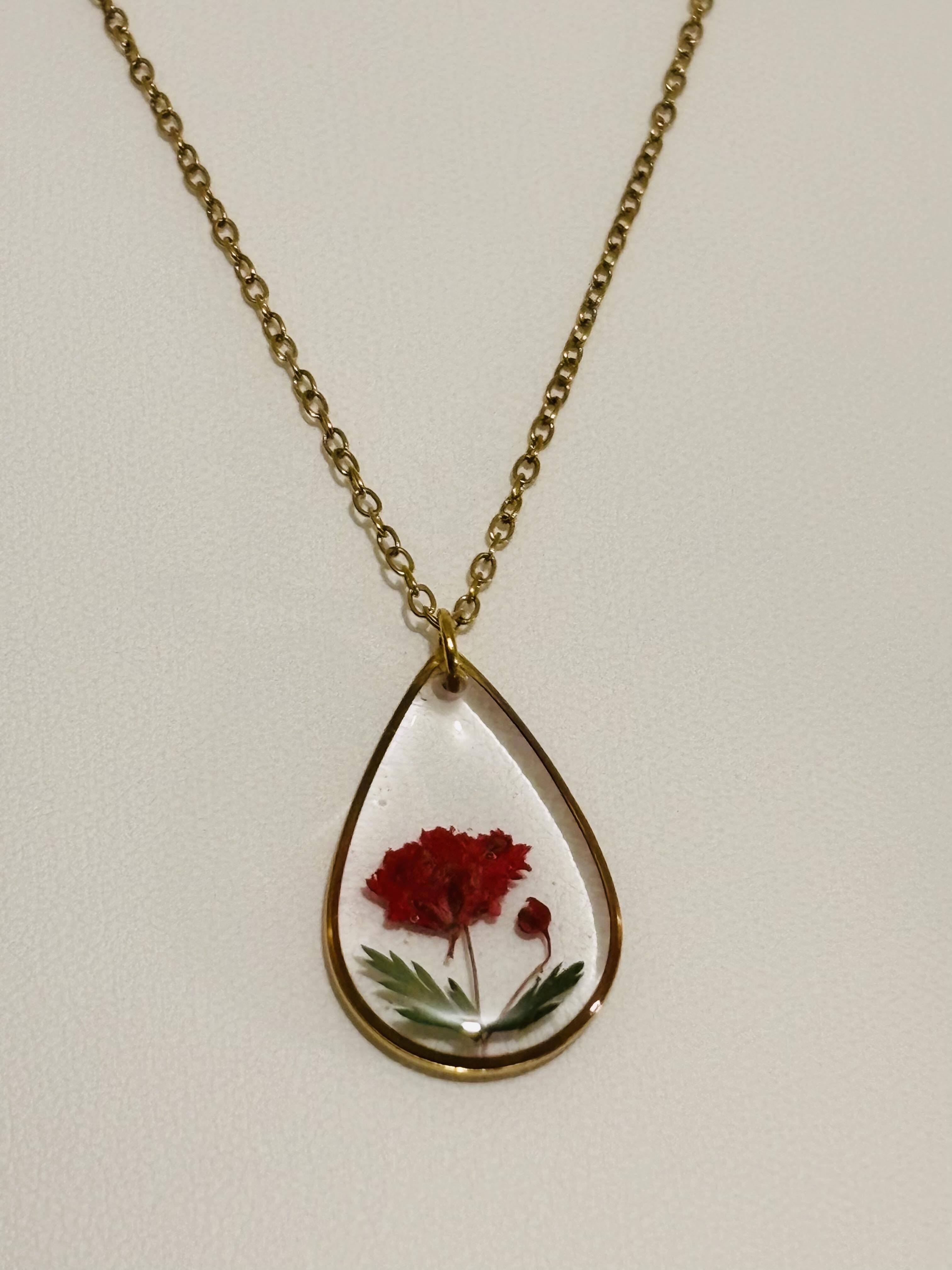 Collana in resina di fiori secchi di gypsophila rossa, pendente a goccia dorata