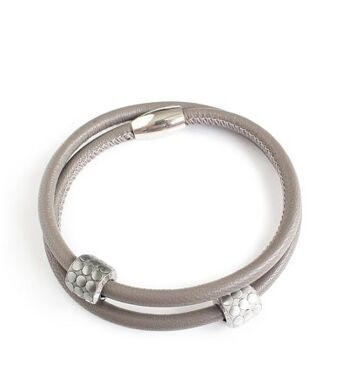 Bracelet en cuir gris avec pavé de perles 1
