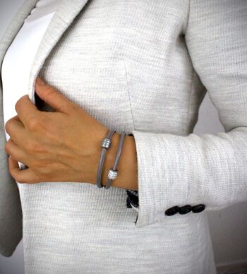 Bracelet en cuir gris avec pavé de perles 2