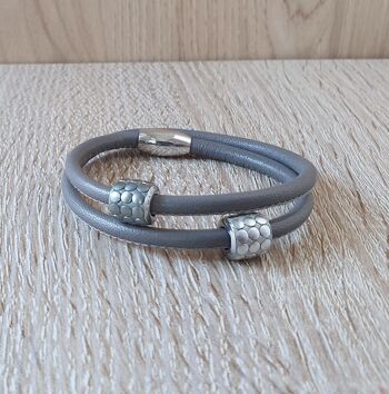 Bracelet en cuir gris avec pavé de perles 3