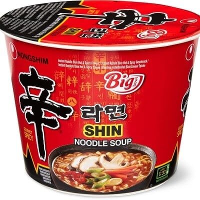 Shin ciotola grande di ramen caldo e piccante