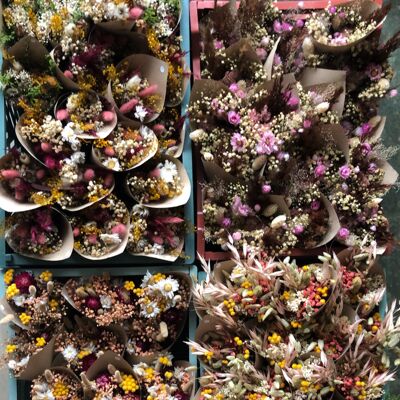Viele Mini-Blumensträuße aus getrockneten Blumen, die in Cornet gefärbt sind