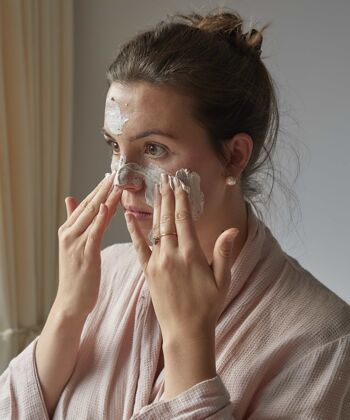 Masque pour le visage naturel, végétalien et écologique à l'argile de kaolin pour éliminer les taches - Recharge en vrac de 500 ml 2