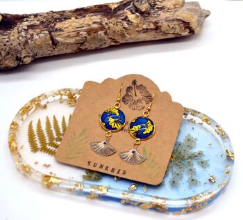 Boucles d'oreilles ethniques wax fleurs ginkgo bleu jaune bijoux dorés femme cabochon de verre Afrique 3