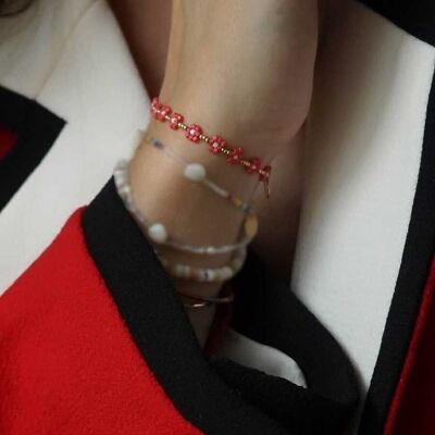 Thin elastic bracelet with flower beads
