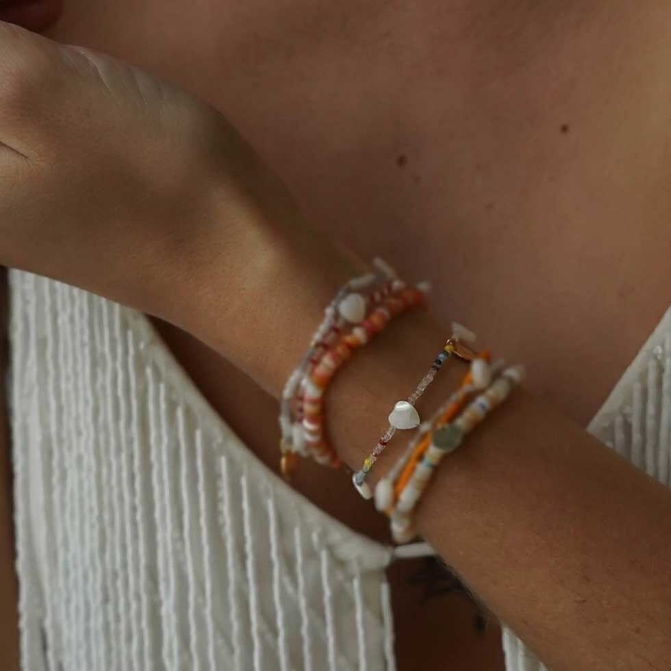 Bracciale elastico regolabile San Valentino con perle multicolori e cuore in madreperla