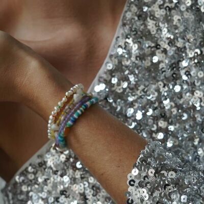 Elastisches Armband mit weißen und farbigen Perlen