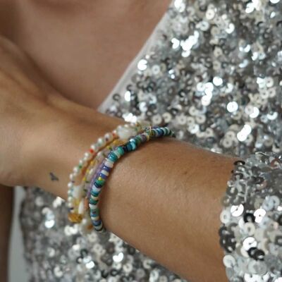 Elastic bracelet with blue camaieu beads