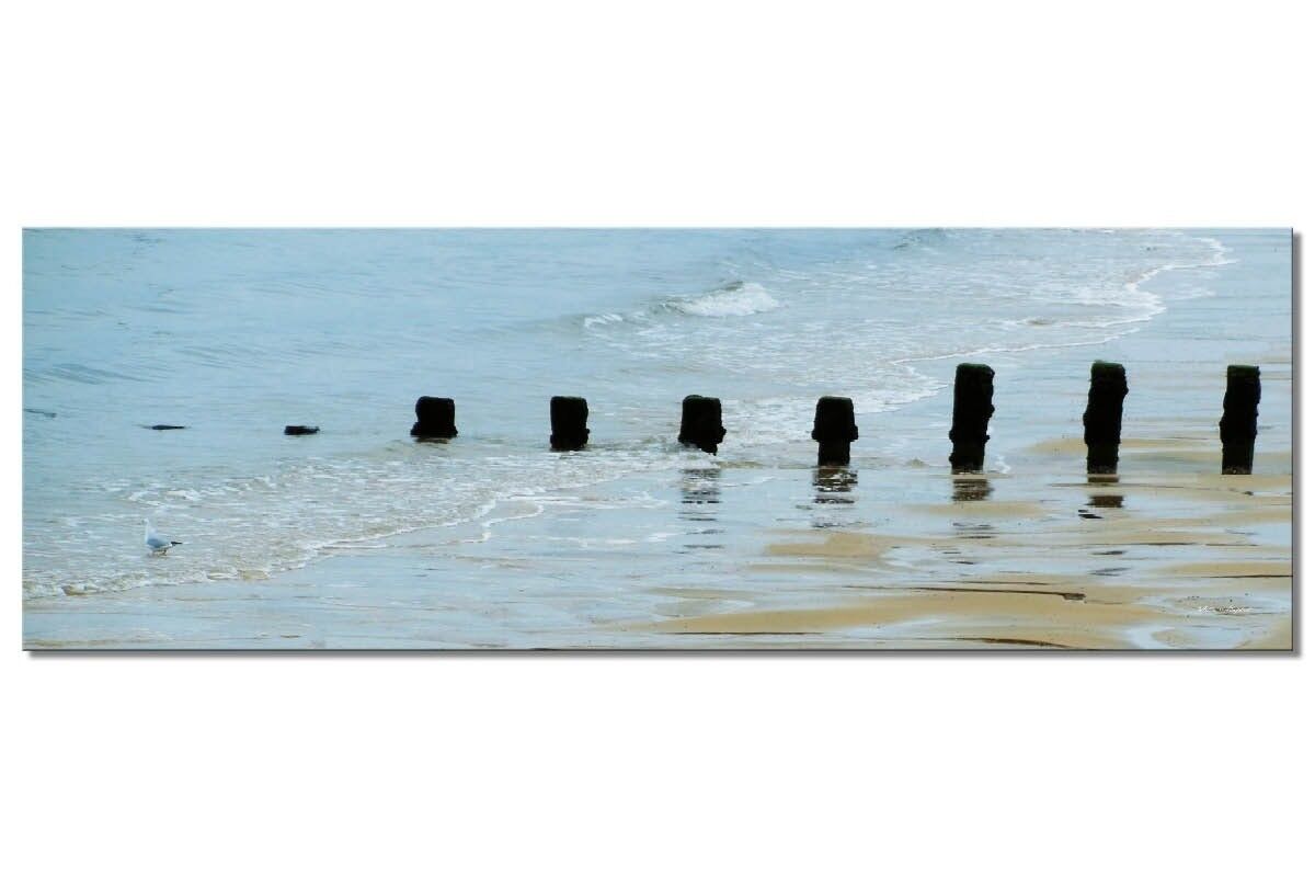 Wandbild: Pflöcke im Meer 1 - Panorama quer 3:1 - viele Größen & Materialien – Exklusives Fotokunst-Motiv als Leinwandbild oder Acrylglasbild zur Wand-Dekoration