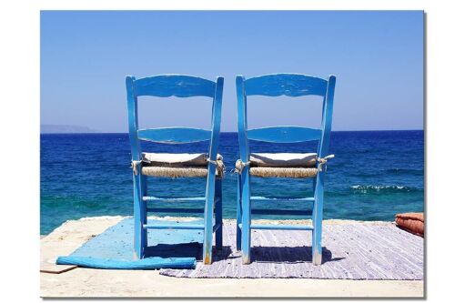 Wandbild: Kreta blaue Stühle am Meer - Querformat 4:3 - viele Größen & Materialien – Exklusives Fotokunst-Motiv als Leinwandbild oder Acrylglasbild zur Wand-Dekoration