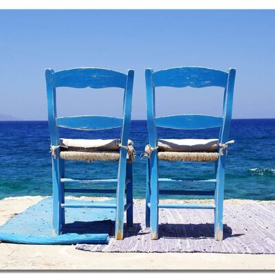 Wandbild: Kreta blaue Stühle am Meer - Querformat 4:3 - viele Größen & Materialien – Exklusives Fotokunst-Motiv als Leinwandbild oder Acrylglasbild zur Wand-Dekoration