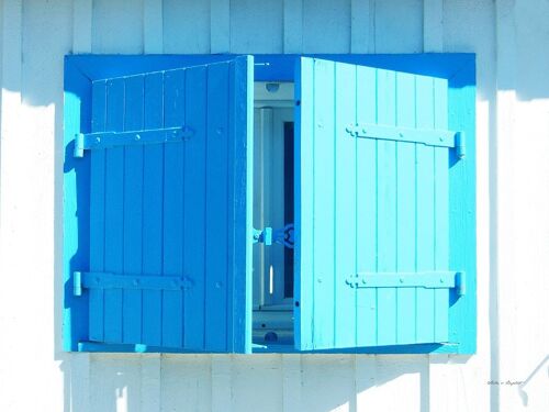Wandbild: Blaues Fenster im Sonnenlicht - Querformat 4:3 - viele Größen & Materialien – Exklusives Fotokunst-Motiv als Leinwandbild oder Acrylglasbild zur Wand-Dekoration