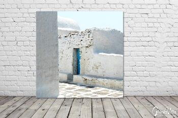 Papier peint : porte bleue au milieu du blanc - carré 1:1 - plusieurs tailles et matériaux - motif exclusif d'art photo comme image sur toile ou image en verre acrylique pour la décoration murale 3