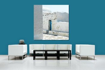 Papier peint : porte bleue au milieu du blanc - carré 1:1 - plusieurs tailles et matériaux - motif exclusif d'art photo comme image sur toile ou image en verre acrylique pour la décoration murale 4