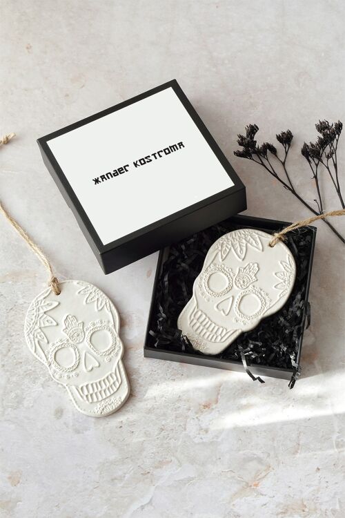 2pc Luxury Stoneware Cream Skull Tree Decoration in Gift Box