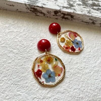 Boucles d’oreilles dorées et rouges en fleurs naturelles