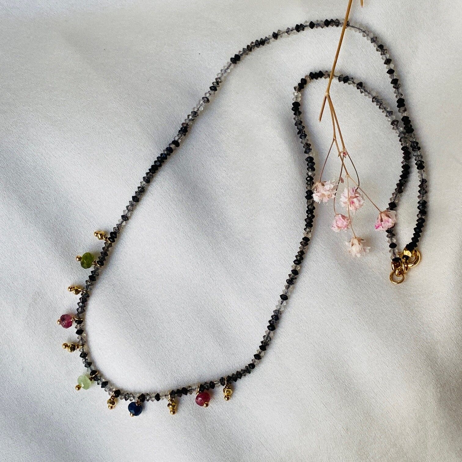 Collana Louny in quarzo, tormaline e ciondoli placcati oro (CLO18)