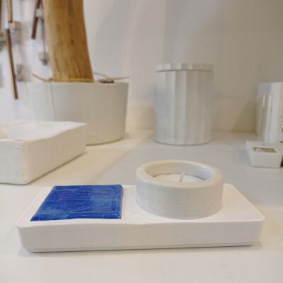 Rechteckiger Teelichthalter aus weißem Beton, verziert mit blauer Keramik