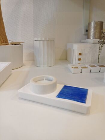 Photophore rectangulaire en béton blanc, orné de céramique bleue 2