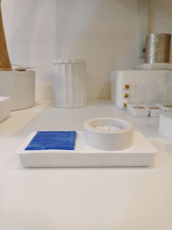 Photophore rectangulaire en béton blanc, orné de céramique bleue 3