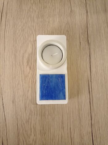 Photophore rectangulaire en béton blanc, orné de céramique bleue 4
