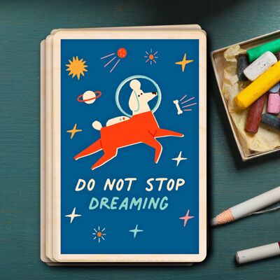 Holzpostkarte „DO NOT STOP DREAMING“.
