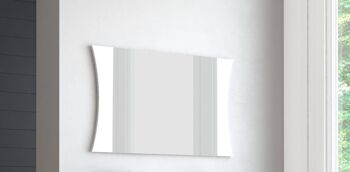 Dmora Miroir mural avec cadre, Made in Italy, Miroir de salle de bain, cm 110x2h60, couleur blanc brillant 1