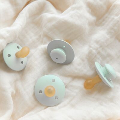 Natural rubber and wood pacifier | Water green | Round shape