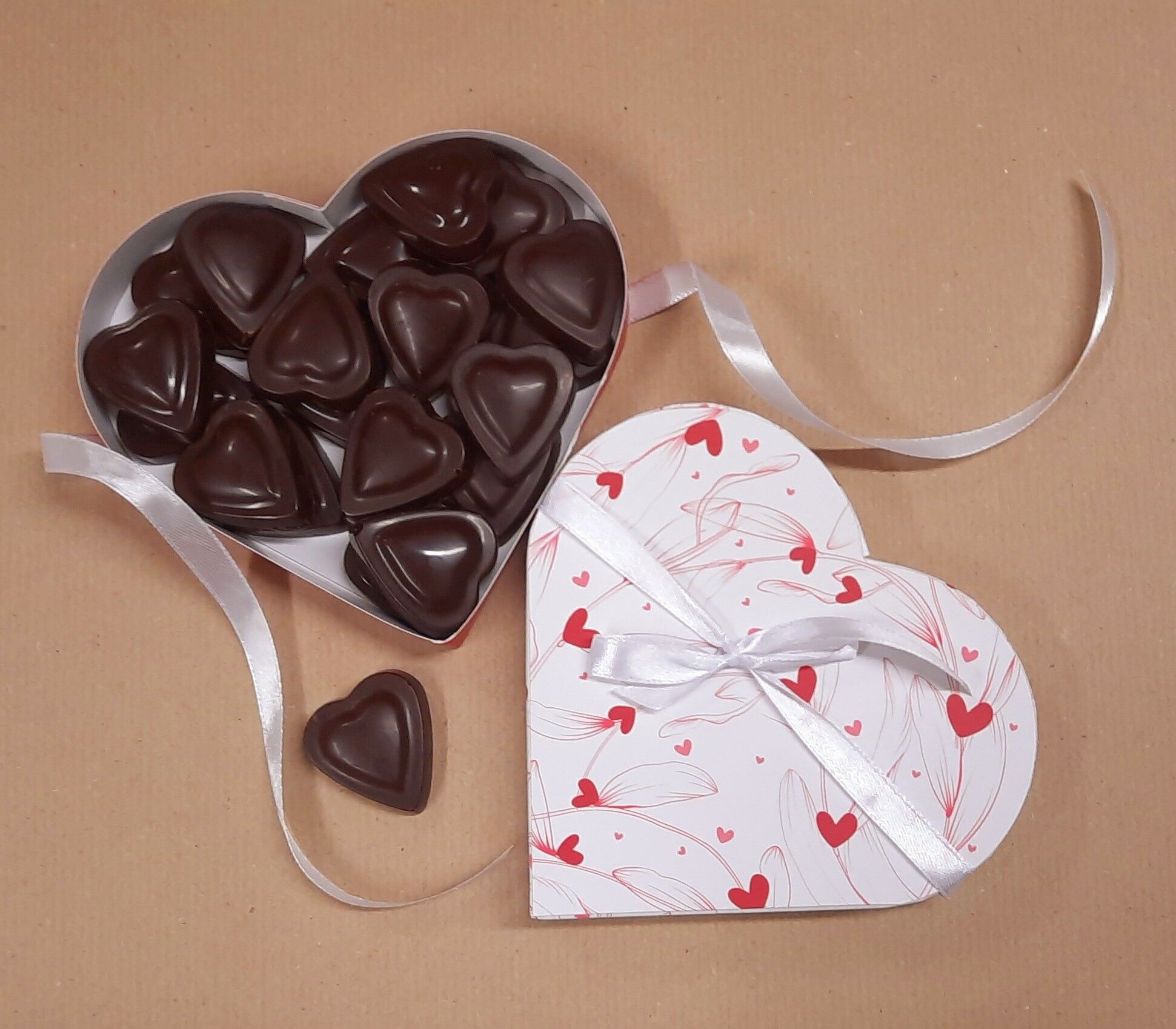 Bio- und veganes Muttertagsgeschenk: Herzförmige Schachtel gefüllt mit kleinen, gefüllten Schokoladenherzen, Bio, ca. 150 g