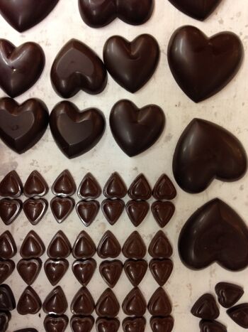 Boîte Coeur garnie de petits coeurs chocolat fourrés, BIO, env 150g 3