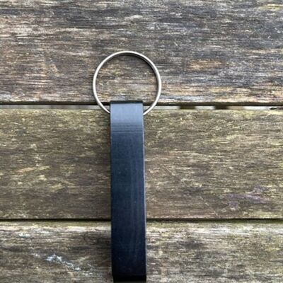 Personalisierter Flaschenöffner-Schlüsselanhänger aus schwarzem Metall