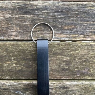 Personalisierter Flaschenöffner-Schlüsselanhänger aus schwarzem Metall