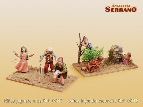 Niños jugando aros, figura del belén