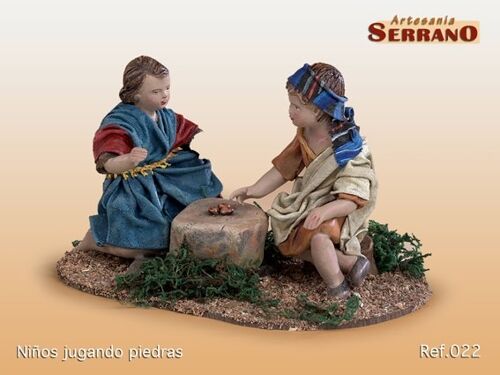 2 Niños jugando con piedras. figura del belén