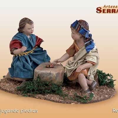 2 Niños jugando con piedras. figura del belén