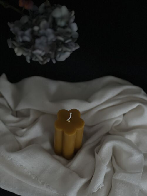 BEESWAX FLOWER CANDLE