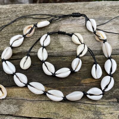 Black necklace and bracelet set in natural beige cowrie shells