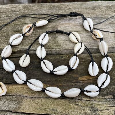 Collana e bracciale neri incastonati in conchiglie di ciprea beige naturali