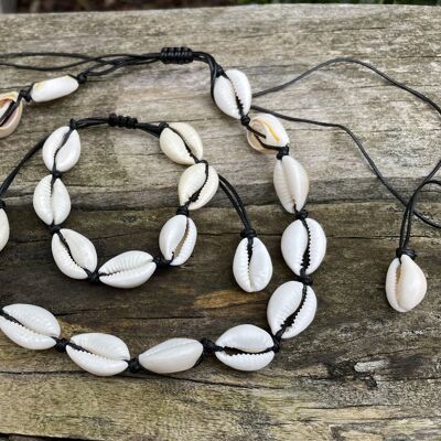 Black necklace and bracelet set in natural beige cowrie shells