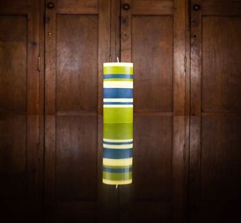 Bougie pilier rayée olive, indigo et jasmin de 15 cm de haut 3