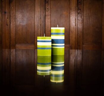 Bougie pilier rayée olive, indigo et jasmin de 15 cm de haut 4