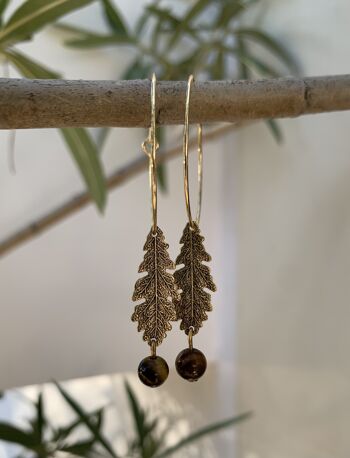 Boucles d'oreilles créoles dorées avec feuilles de chêne et pierre fine œil de tigre 1