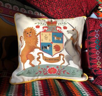 Housse de coussin Coronation Crest et intérieur 2